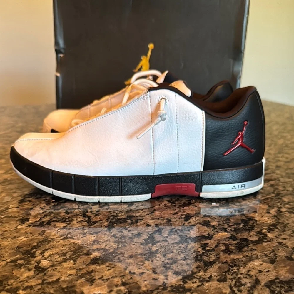 Jordan team Elite 2 Lo White and Black Sneakers Classic Design EUC